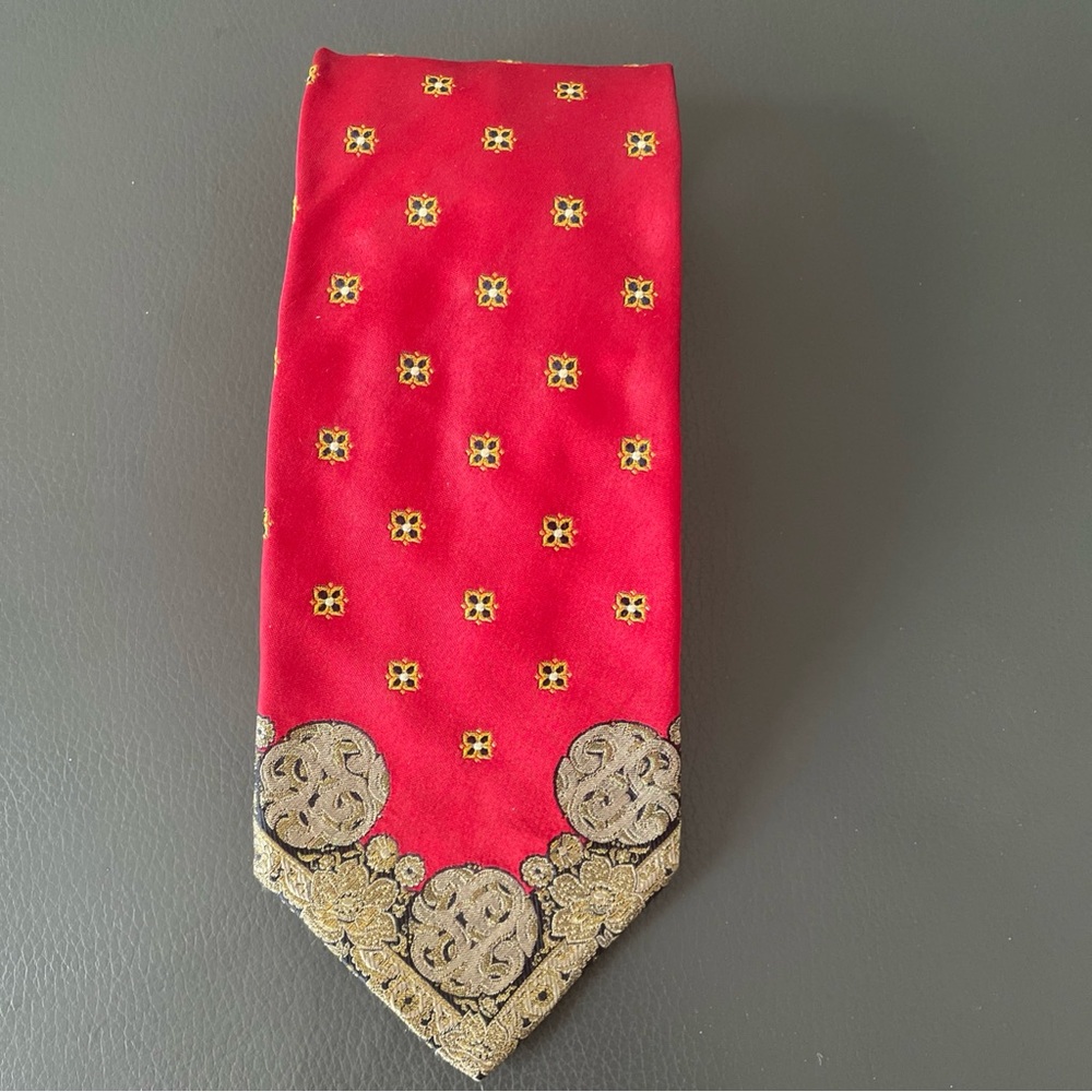 GIANFRANCO FERRE Men’s Tie Red Silk & Gold Metal Thread Medallions 57”x4” Italy